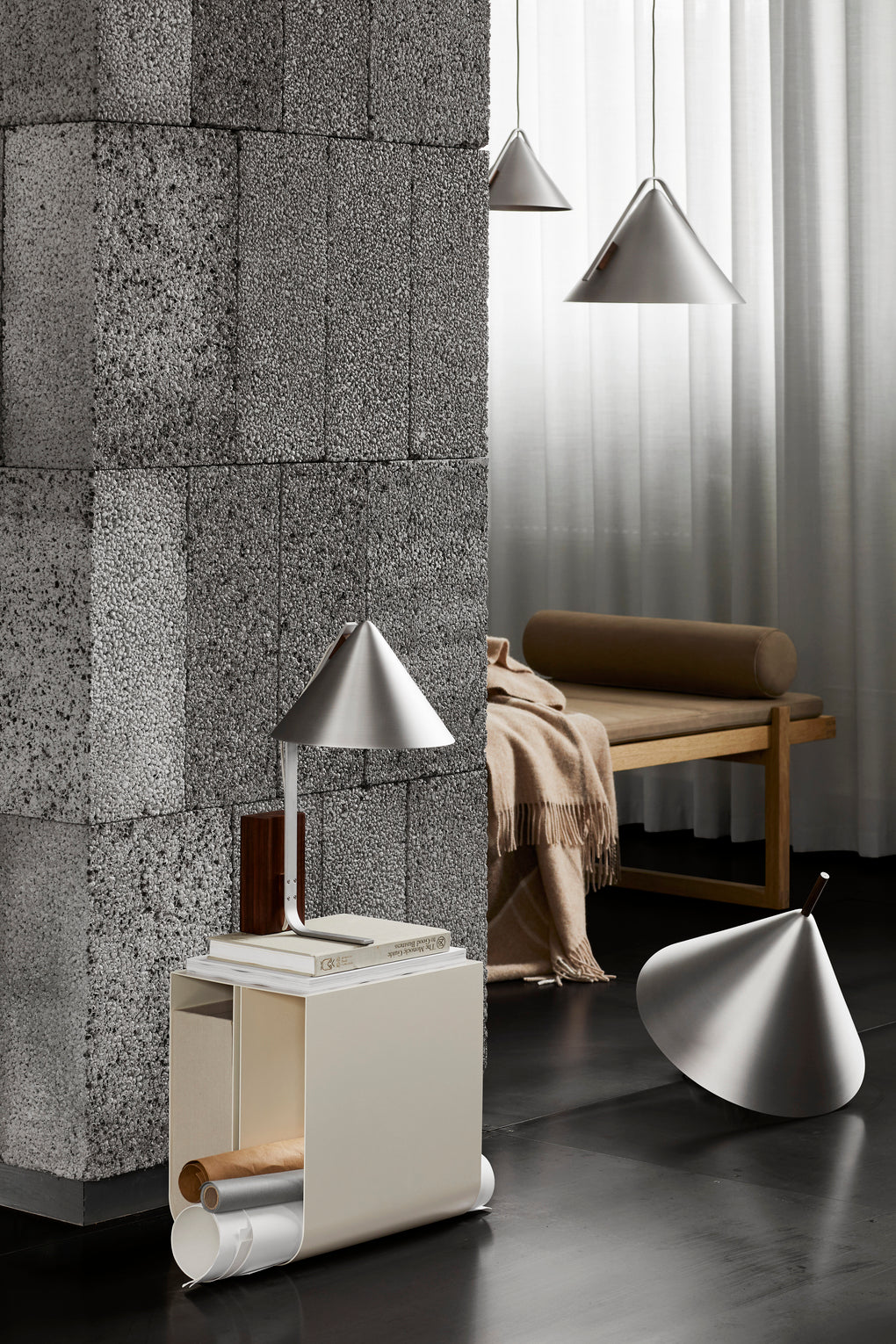 【30％OFF】CURVED SIDE TABLE BEIGE