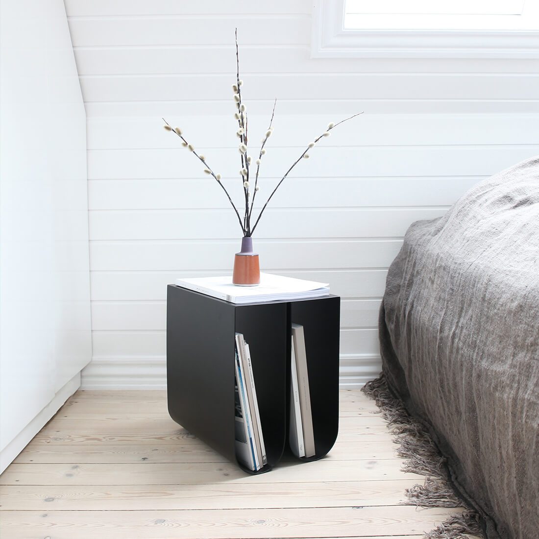 CURVED SIDE TABLE BLACK
